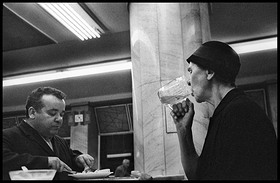 1972 Koruna pani pije pivo